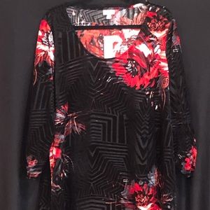 Avenue NWT Black w/red floral top ruched sleeves